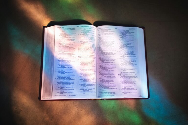 Bíblia aberta iluminada pela luz colorida de um vitral, simbolizando a Palavra de Deus orientando o cristão nas eleições