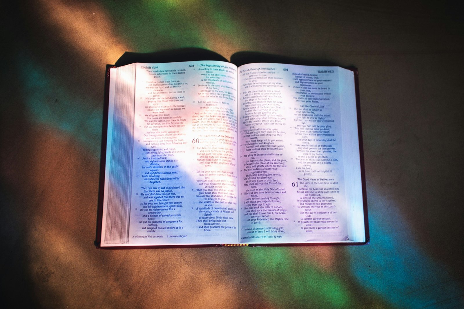 Bíblia aberta iluminada pela luz colorida de um vitral, simbolizando a Palavra de Deus orientando o cristão nas eleições